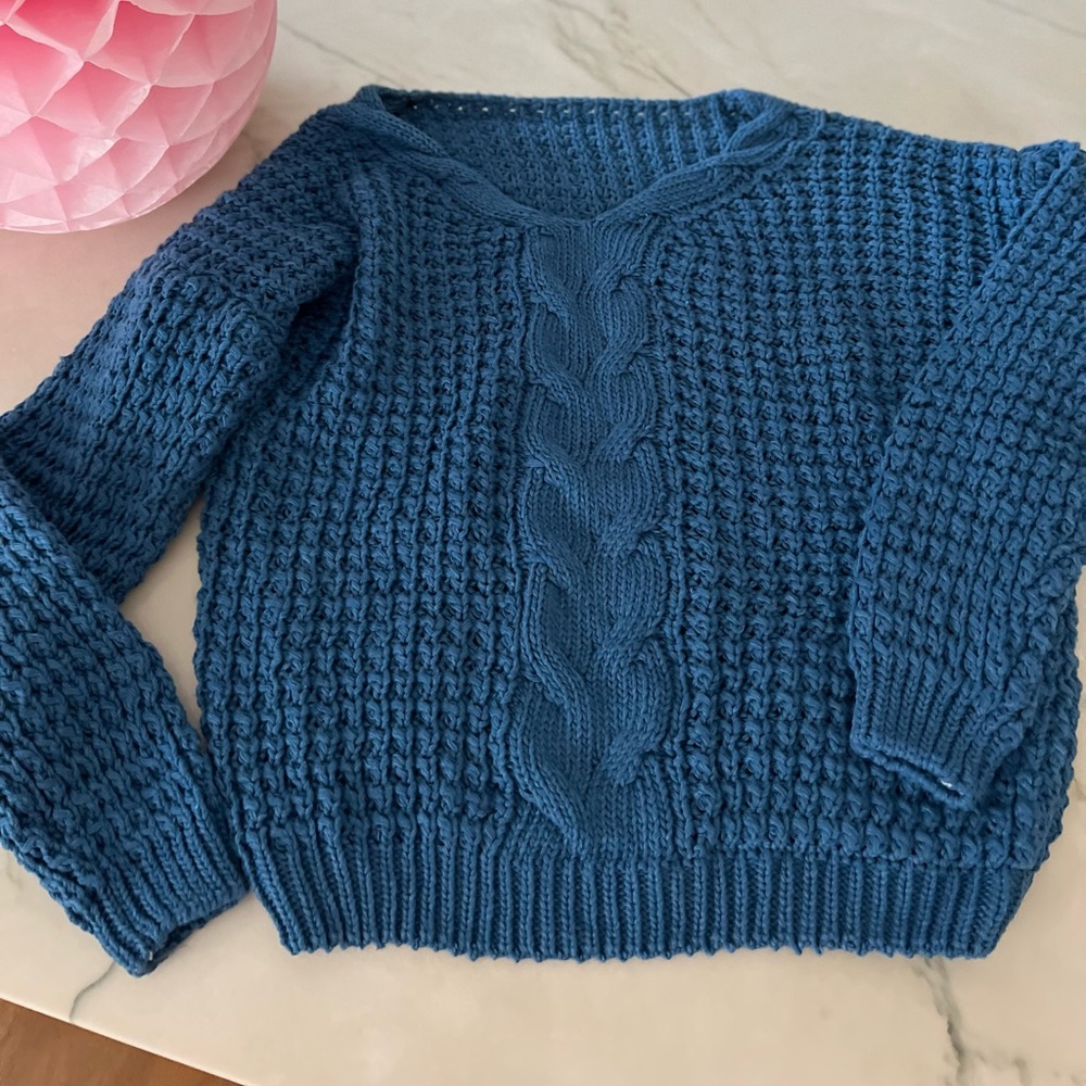 Women’s chunky cable knit v neck sweater blue sz s/m